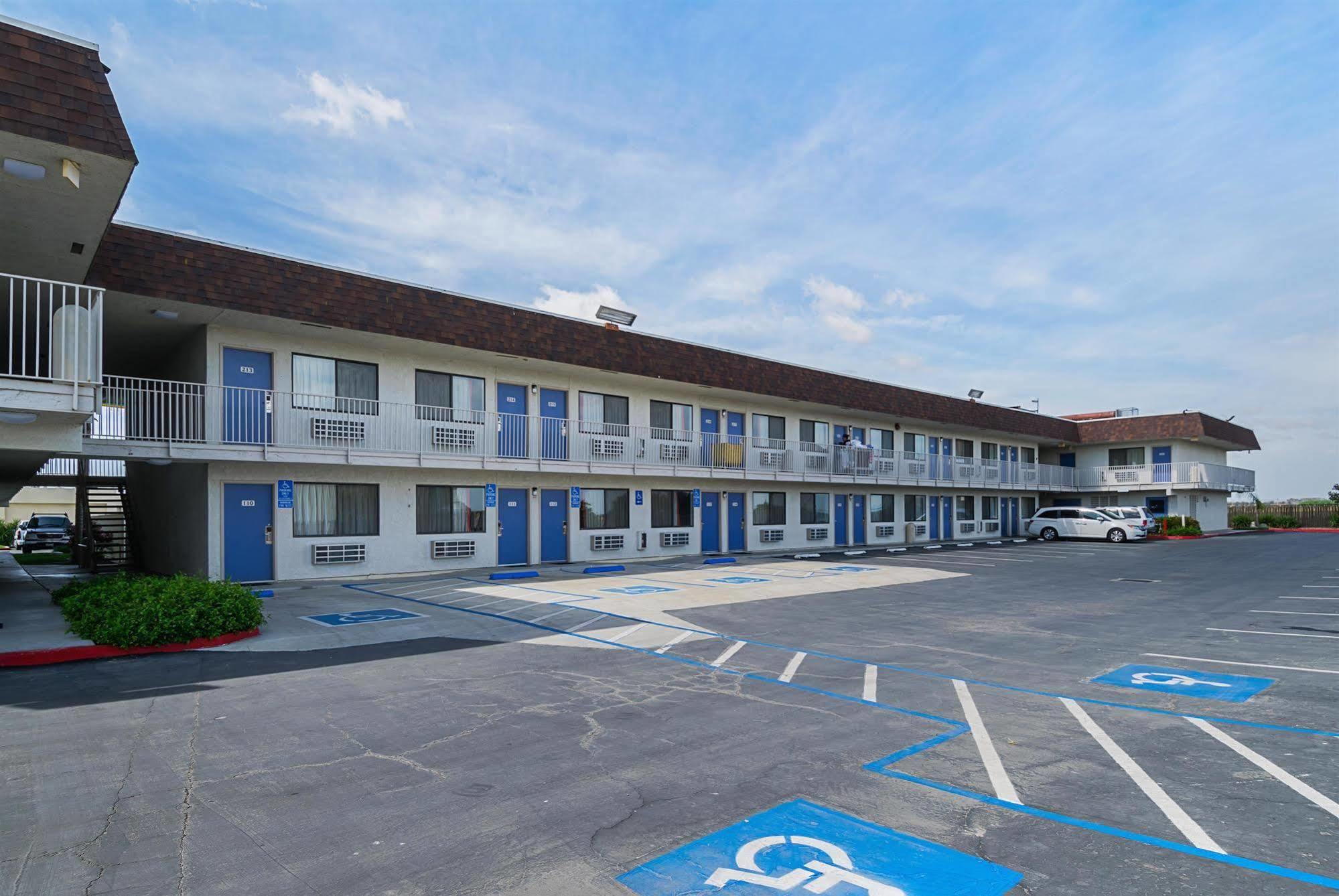 Motel 6 Lost Hills / Buttonwillow Racetrack Экстерьер фото